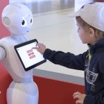 Ребенок и робот