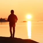 Силует человека на закате