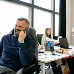 Человек говорит по телефону