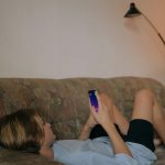 Подросток со смартфоном