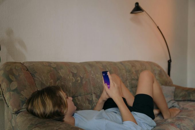 Подросток со смартфоном