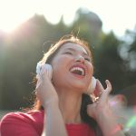 Девушка слушает музыку