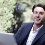 Мужчина с планшетом