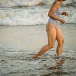 Девушка на пляже