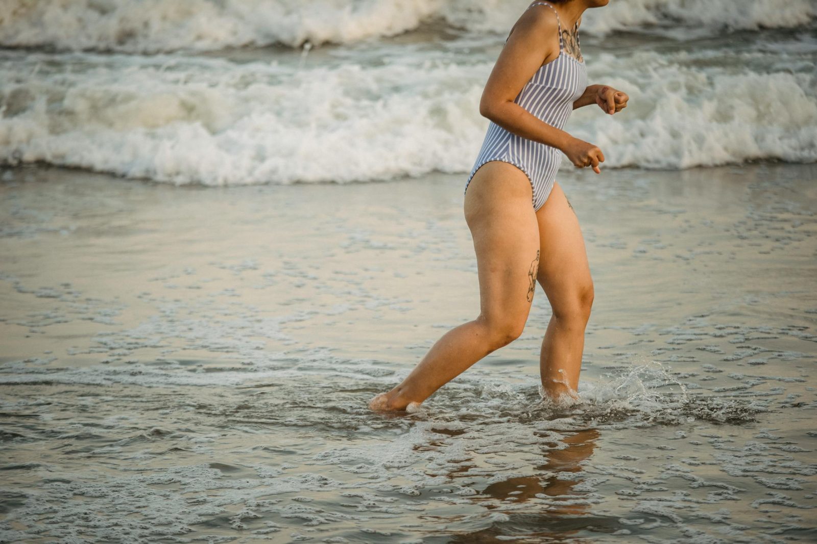 Девушка на пляже