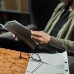 Человек читает книгу