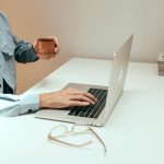 Человек за ноутбуком