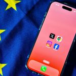 Смартфон на фоне флага ЕС.