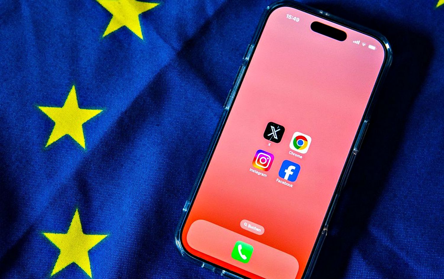 Смартфон на фоне флага ЕС.