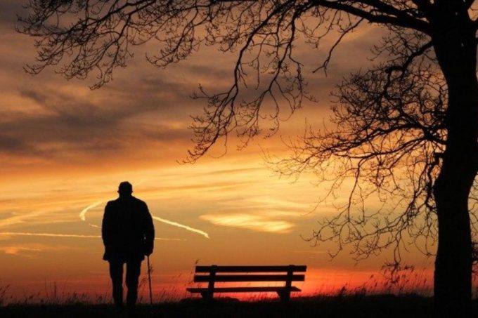 Человек на фоне заката