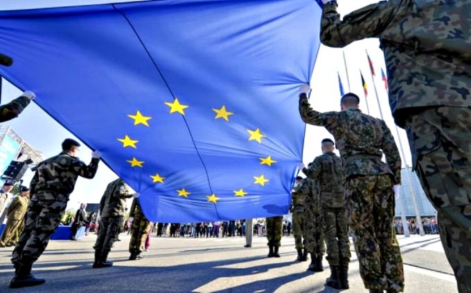 Флаг ЕС и военные.