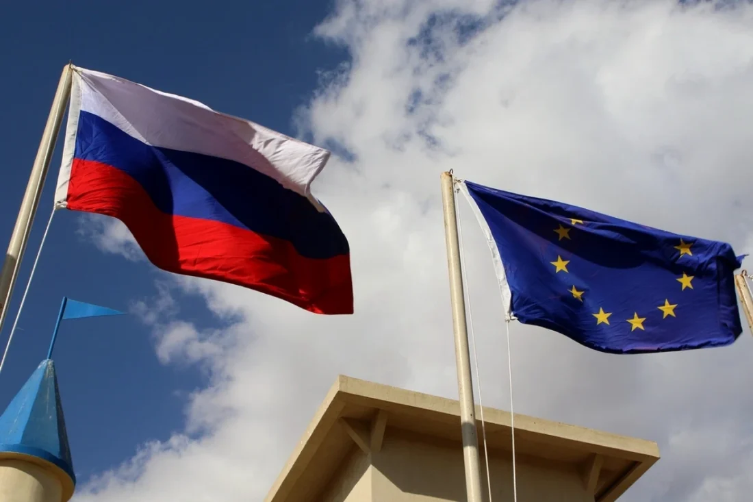 Флаги России и Евросоюза